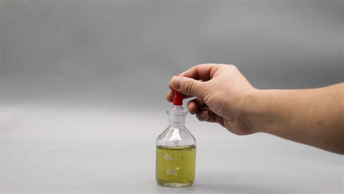 用滴管在滴瓶里吸取黄色溶液