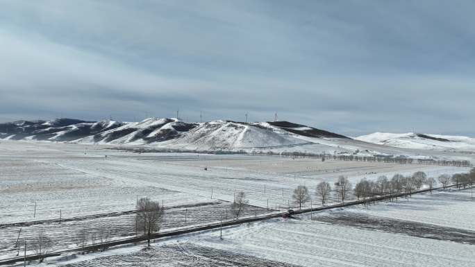 冬季航拍农田和山顶的风车