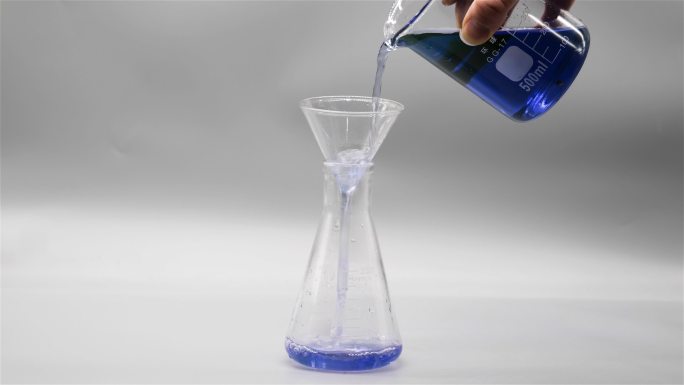 用烧杯往锥形瓶里倒蓝色溶液