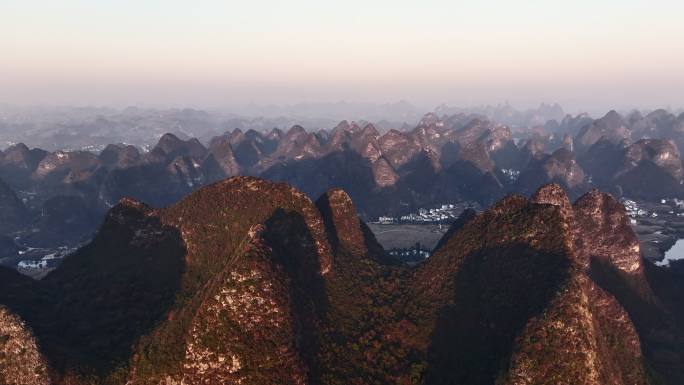 夕阳下的阳朔喀斯特岩溶地貌峰林