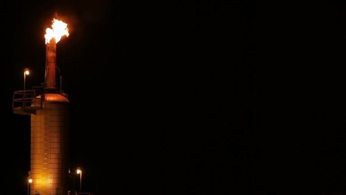 夜间炼油厂烟囱烟囱工业生产园区夜景