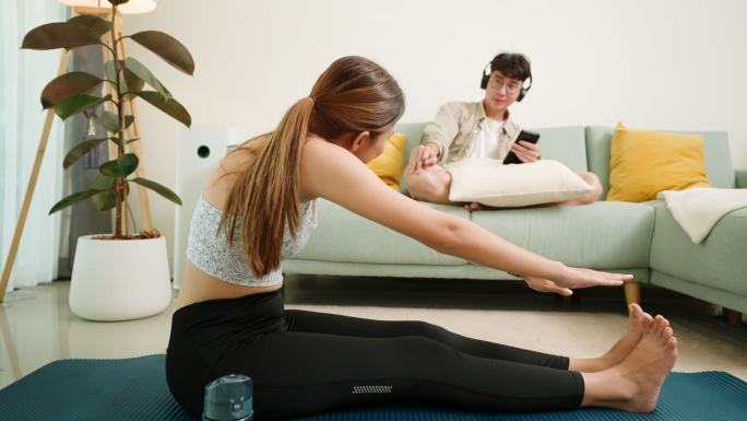 晨练的女人运动健身锻炼有氧室内瑜伽练习美