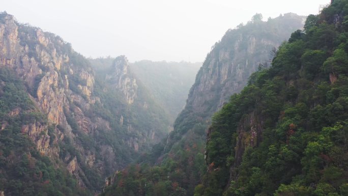 天台琼台仙谷擦着山体继续直飞向上