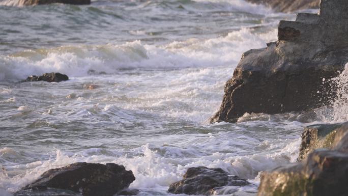 海浪冲击礁石