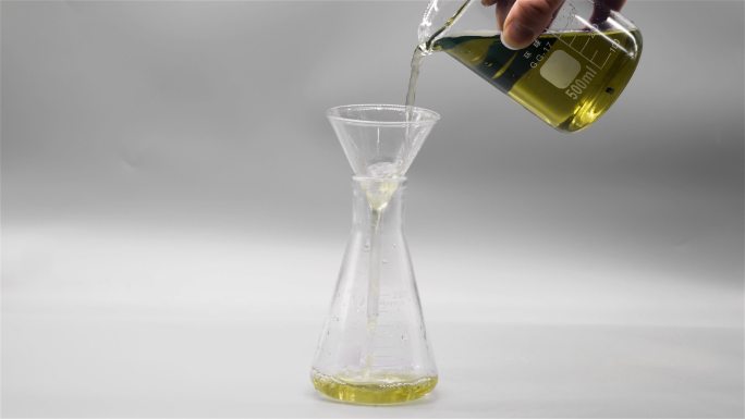 用烧杯往锥形瓶里倒黄色溶液