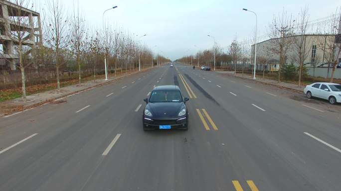 航拍马路保时捷轿车大气外景地拍