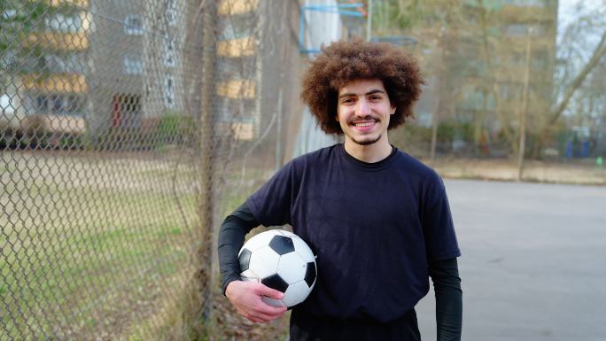 中东年轻男性球员手持足球的肖像