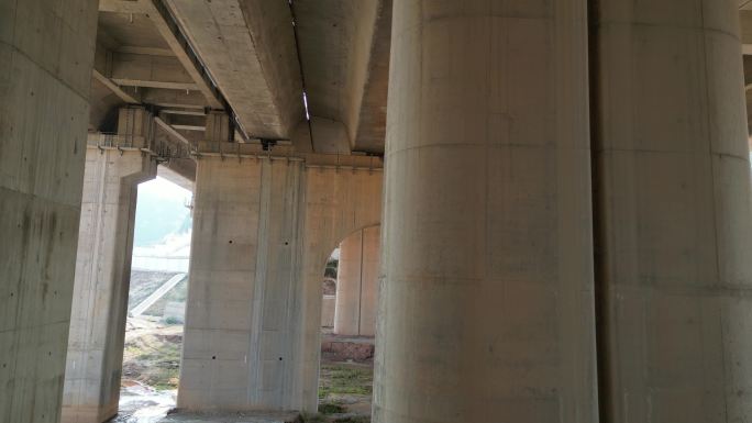高铁桥墩水泥柱