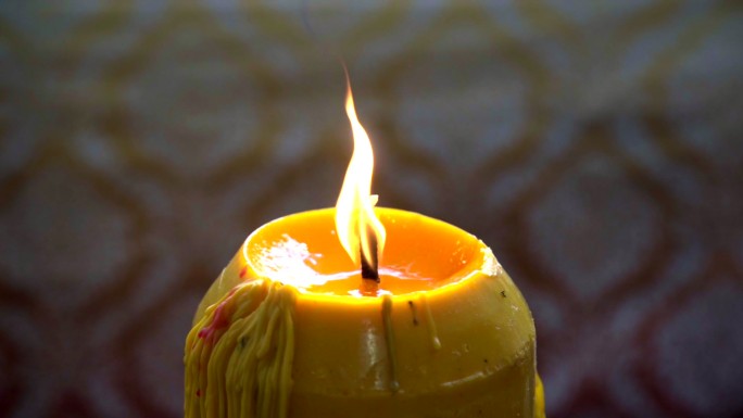 泰国寺庙中蜡烛上的火焰缓慢移动。