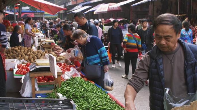 热闹菜市场市民挑选蔬菜