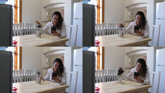 忙着打电话的女人把咖啡洒了一桌子