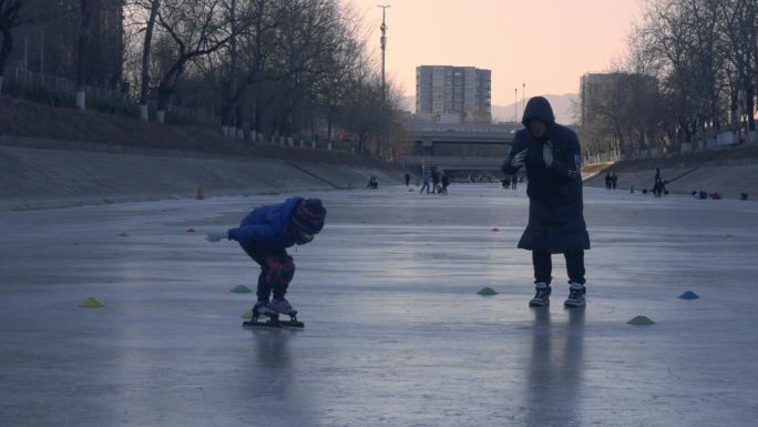 滑冰训练孩子