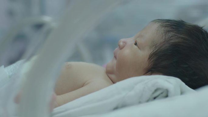 医院照看新生儿、婴儿保温箱