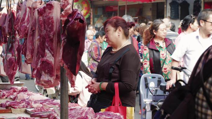 成都露天菜市场生猪肉摊位消费旺盛热闹集市