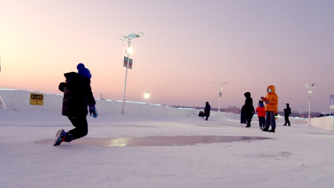 哈尔滨冰雪世界冰面游玩