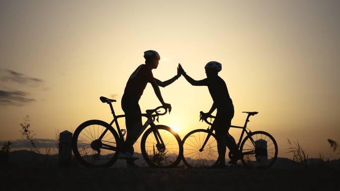 两名运动员在日落前的中午通过自行车锻炼进行锻炼