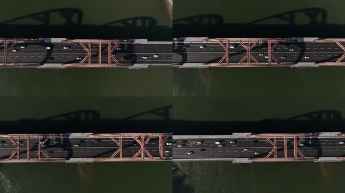 航拍钢架结构的跨江大桥上的车流