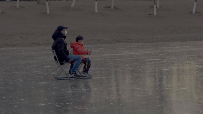 冬季结冰的湖面滑冰车