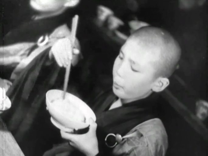 40年代僧人用餐