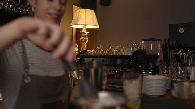 女咖啡师深夜咖啡店酒吧外国美女服务员调制