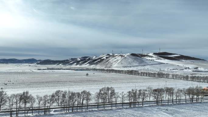 冬季航拍农田和山顶的风车