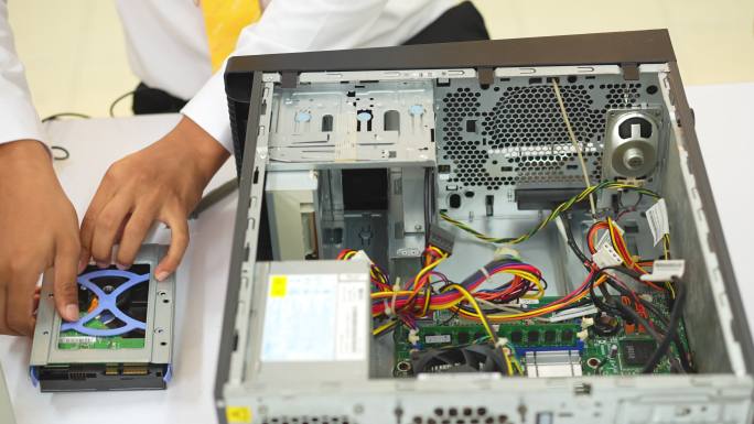 电子技师的特写手拆卸主板进行清洁。PC维修。从板上移除处理器