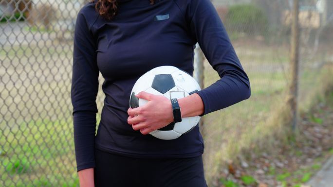 女子足球运动员在运动场上带球的特写镜头