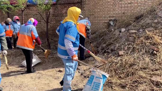 农村环卫清洁工清扫路边垃圾打扫卫生