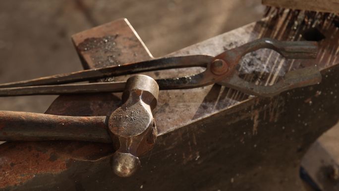 铁匠锤子和钳子打铁工具铁匠锤子钳子