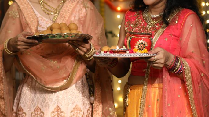 两名妇女庆祝传统节日