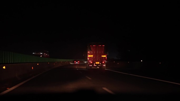 夜间 高速 开车