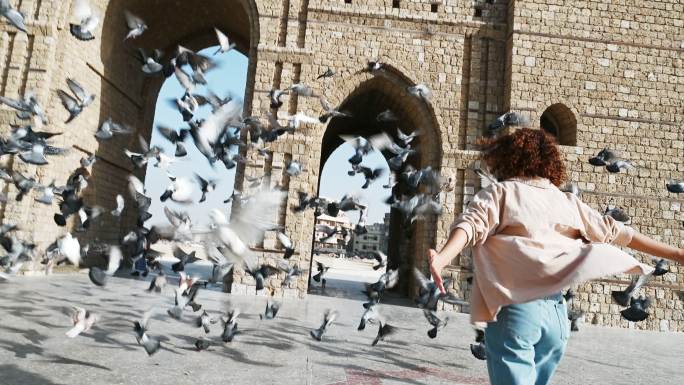 无忧无虑的女人在Baab Makkah撒鸽子