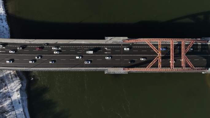 航拍钢架结构的跨江大桥上的车流