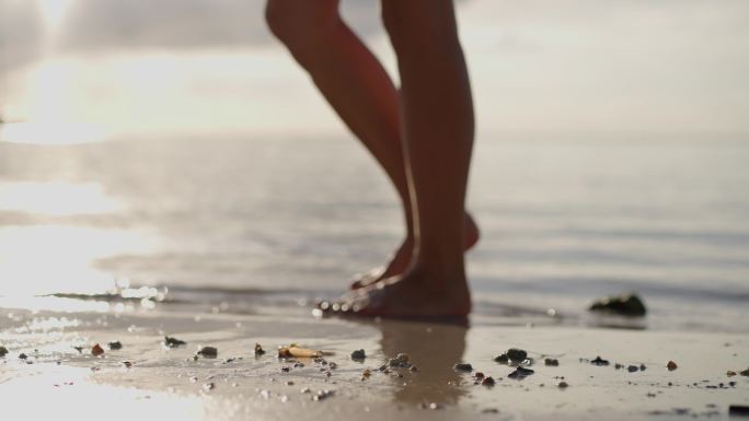 在海滩上散步沙滩上行走脚步特写光着脚丫踩