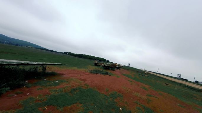 FPV穿越机航拍草原上的破损二战飞机