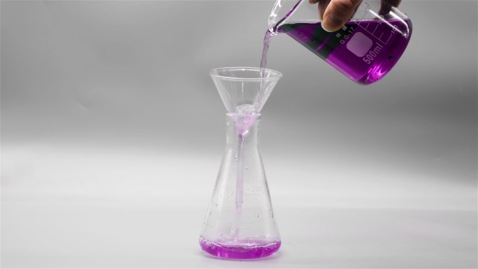 用烧杯往锥形瓶里倒粉紫色溶液