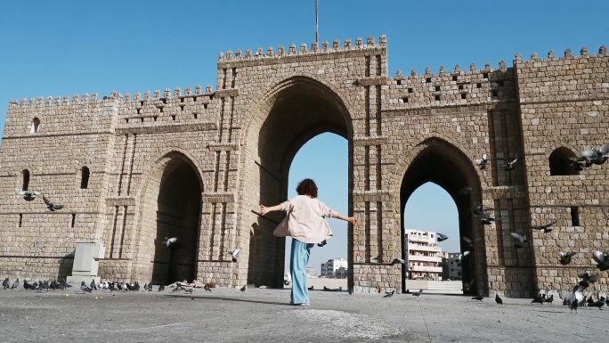 快乐的年轻沙特妇女在吉达感受假期自由