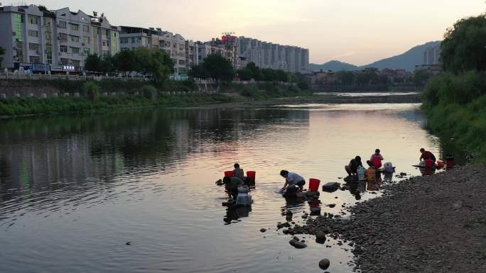 4K原素材-航拍福建汀江，河边洗衣服