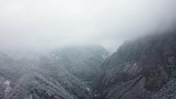 绵茂路雪景雪山穿云（1）