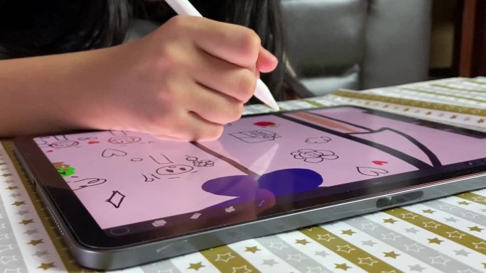 少女用平板电脑和电子笔画画