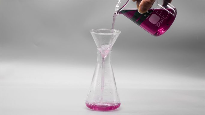 用烧杯往锥形瓶里倒粉色溶液