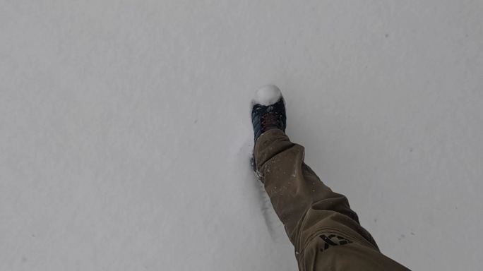 脚步行走踏雪而行雪地行走前进的步伐