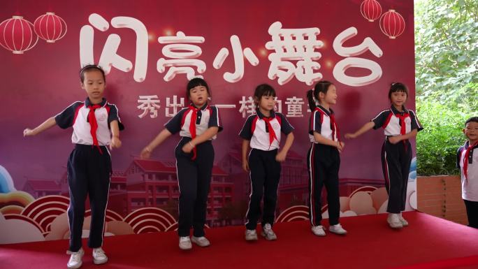 小学生表演 唱歌跳舞 童年光彩 快乐童年