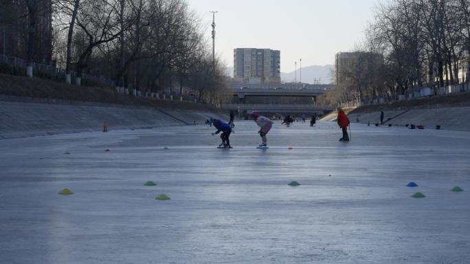 冬季滑冰孩子
