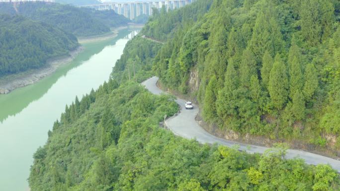 警车司法车行驶在乡村道路上