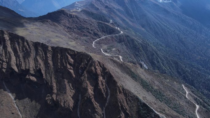 雪山下曲折的路