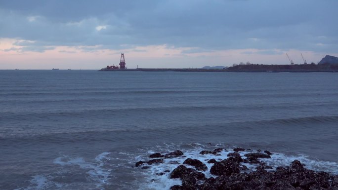 蓝色的海面大海海浪浪花被风吹散的浪花码头