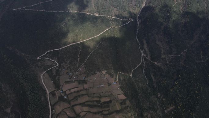 高原崎岖的山路