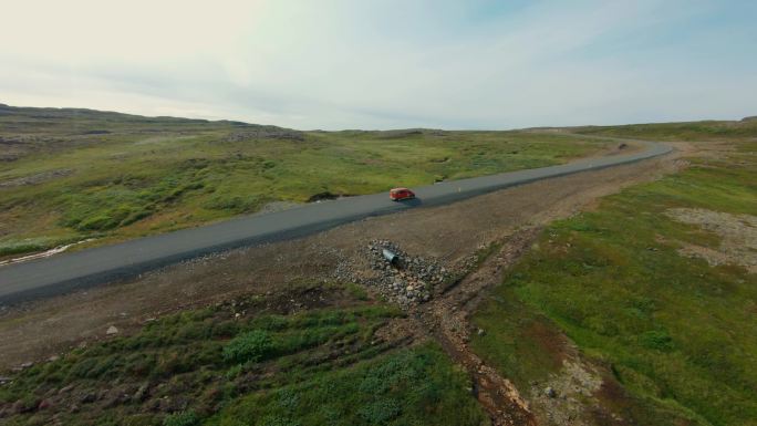 冰岛公路上面包车行驶的鸟瞰图