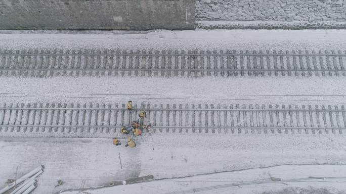 冬季火车维修工铁道工人